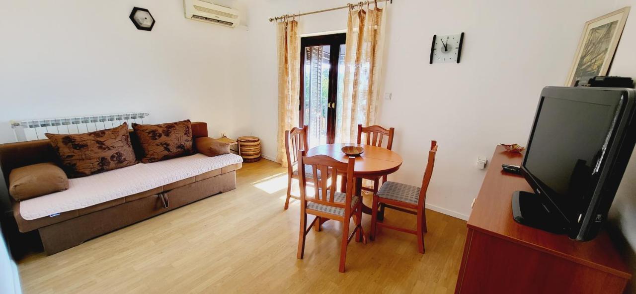 Apartments Italo By El-Pi Tours Njivice Ngoại thất bức ảnh